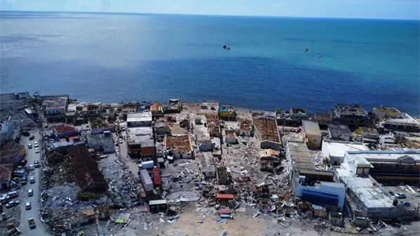 Un activo puerto de Jamaica convertido en una ciudad fantasma por el huracán Melissa