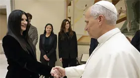 Laura Pausini le regala una canción inédita a León XIV en un encuentro en el Vaticano