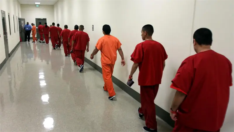 Detenidos denuncian condiciones inhumanas en la mayor cárcel de migración en Califonia