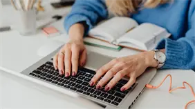 China cierra cuentas que vendían trabajos académicos y ofrecían redacción por encargo