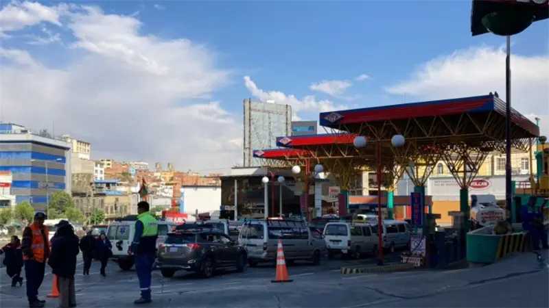 Gobierno de Rodrigo Paz reduce filas en estaciones de combustible en Bolivia y mejora distribución