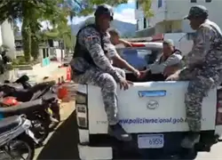 Con bombas lacrim&oacute;genas y pedradas dispersan reclamo por carretera en Constanza 