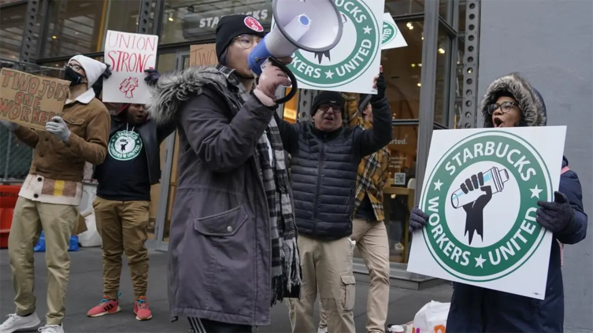Empleados de Starbucks inician huelga en EE.UU., en medio de una estancada negociación
