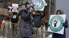 Empleados de Starbucks inician huelga en EE.UU., en medio de una estancada negociación