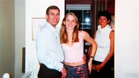 Correos de Epstein confirman autenticidad de la foto del príncipe Andrés y Giuffre