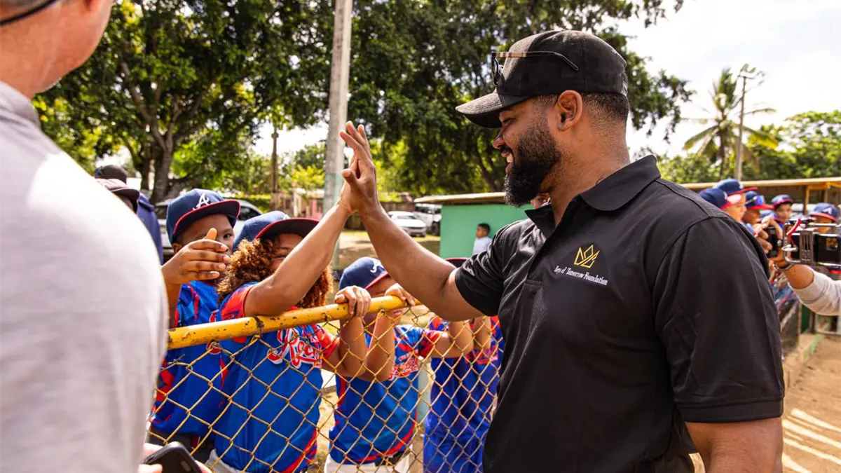 Pelotero Reynaldo López lanza su fundación "Reys of Tomorrow" en SPM y dona útiles deportivos