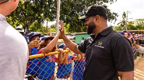 Pelotero Reynaldo López lanza su fundación "Reys of Tomorrow" en SPM y dona útiles deportivos