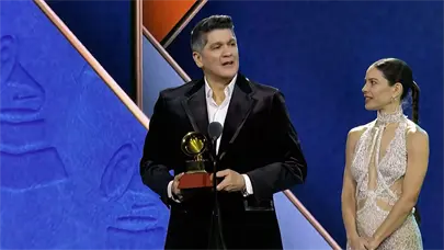 Eddy Herrera gana Latin Grammy por su &aacute;lbum Novato Apostador