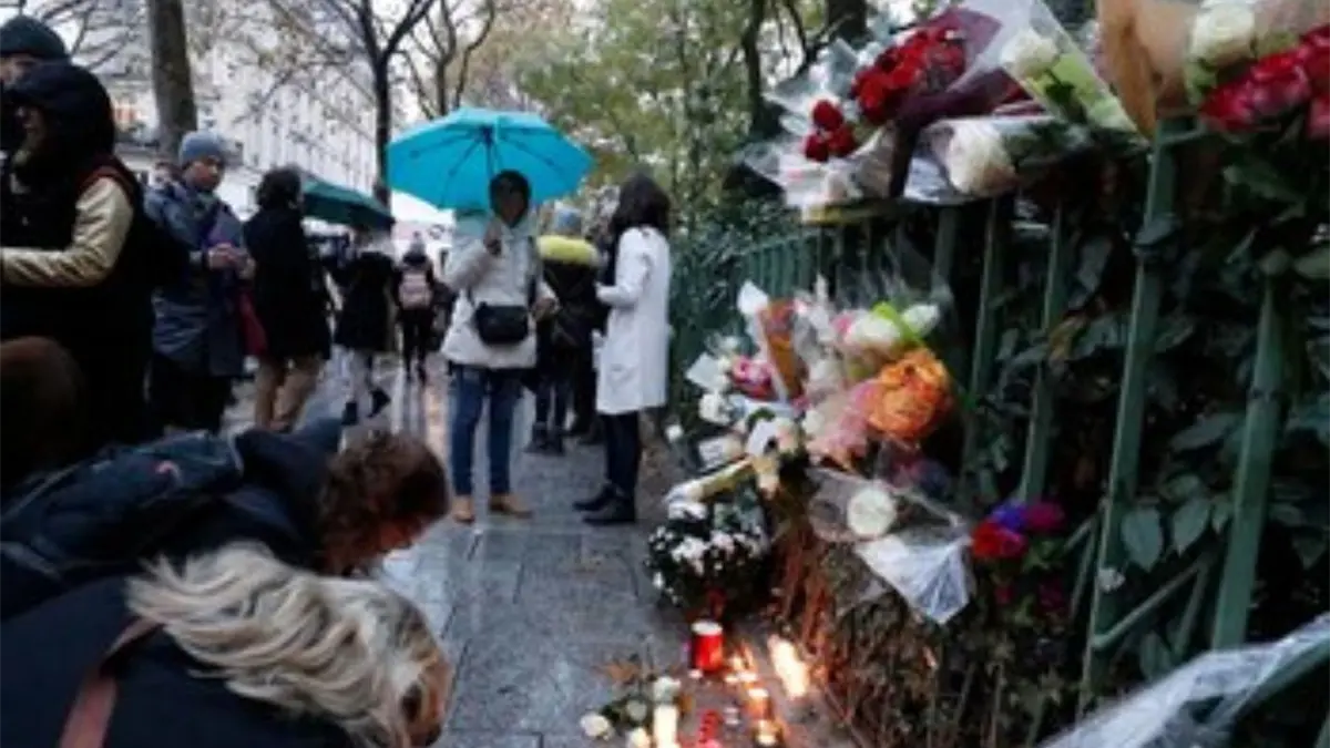 París abre homenaje a las víctimas del 13N con rock duro y tras tañido de sus campañas