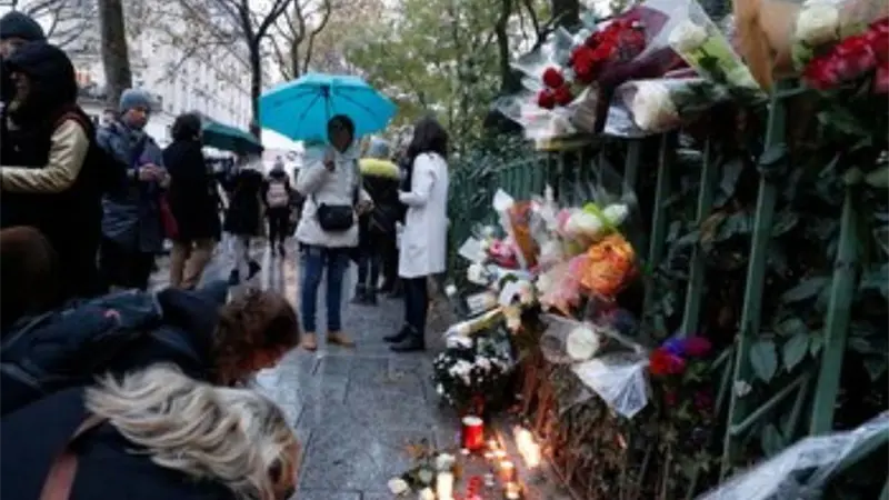 París abre homenaje a las víctimas del 13N con rock duro y tras tañido de sus campañas