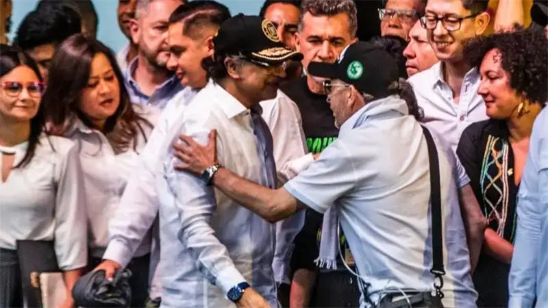 Abren investigación a Petro por llevar a un acto público a jefes de bandas criminales