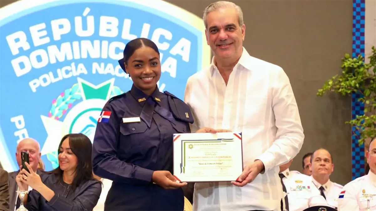 Presidente Abinader juramenta 2,421 nuevos agentes de la Policía Nacional