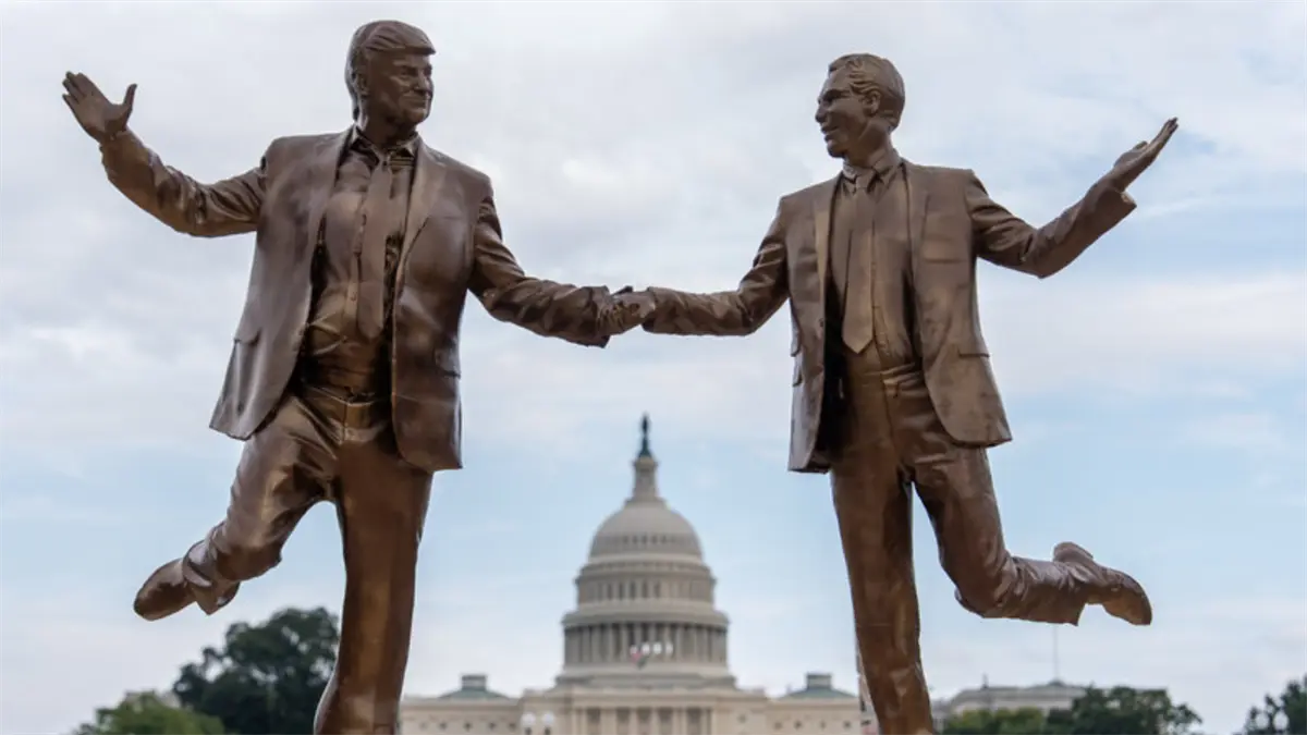 Reaparece estatua de Trump y Epstein en plena polémica por correos publicados