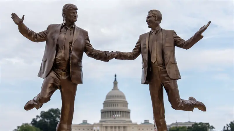 Reaparece estatua de Trump y Epstein en plena polémica por correos publicados