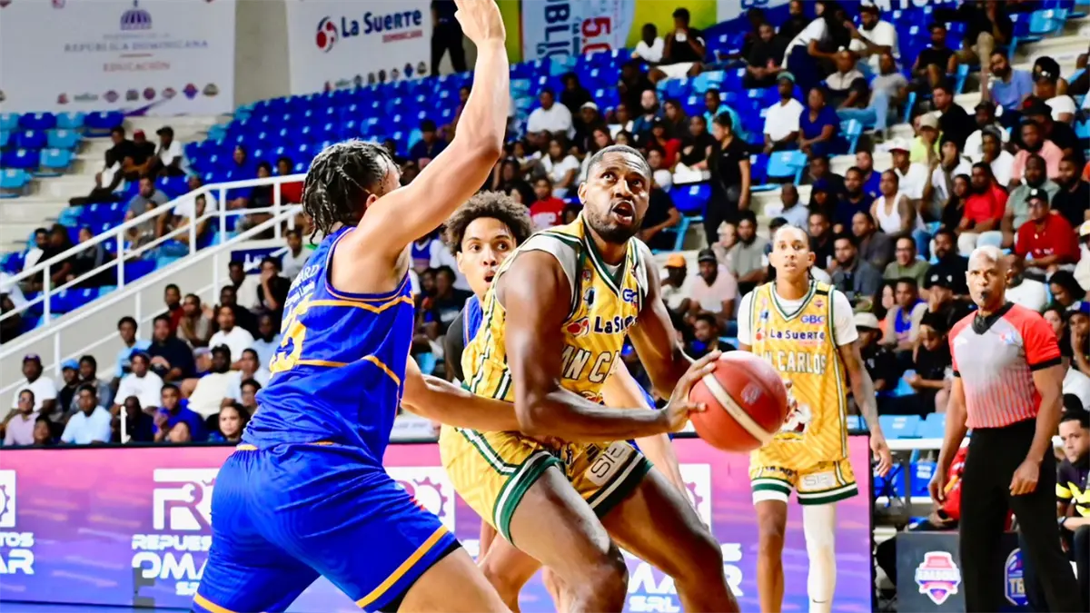 San Carlos le propina revés al Mauricio Báez en primer partido de la serie final del TBS Distrito 2025