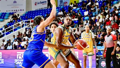 San Carlos le propina revés al Mauricio Báez en primer partido de la serie final del TBS Distrito 2025