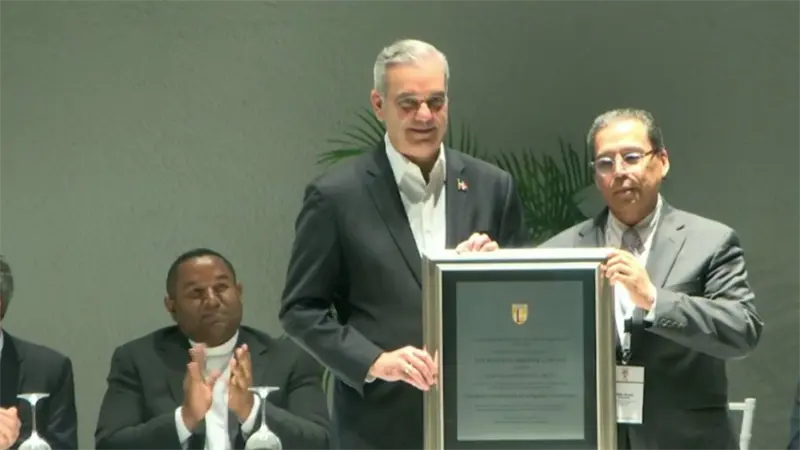 Presidente Luis Abinader reconocido como egresado distinguido del Colegio Loyola
