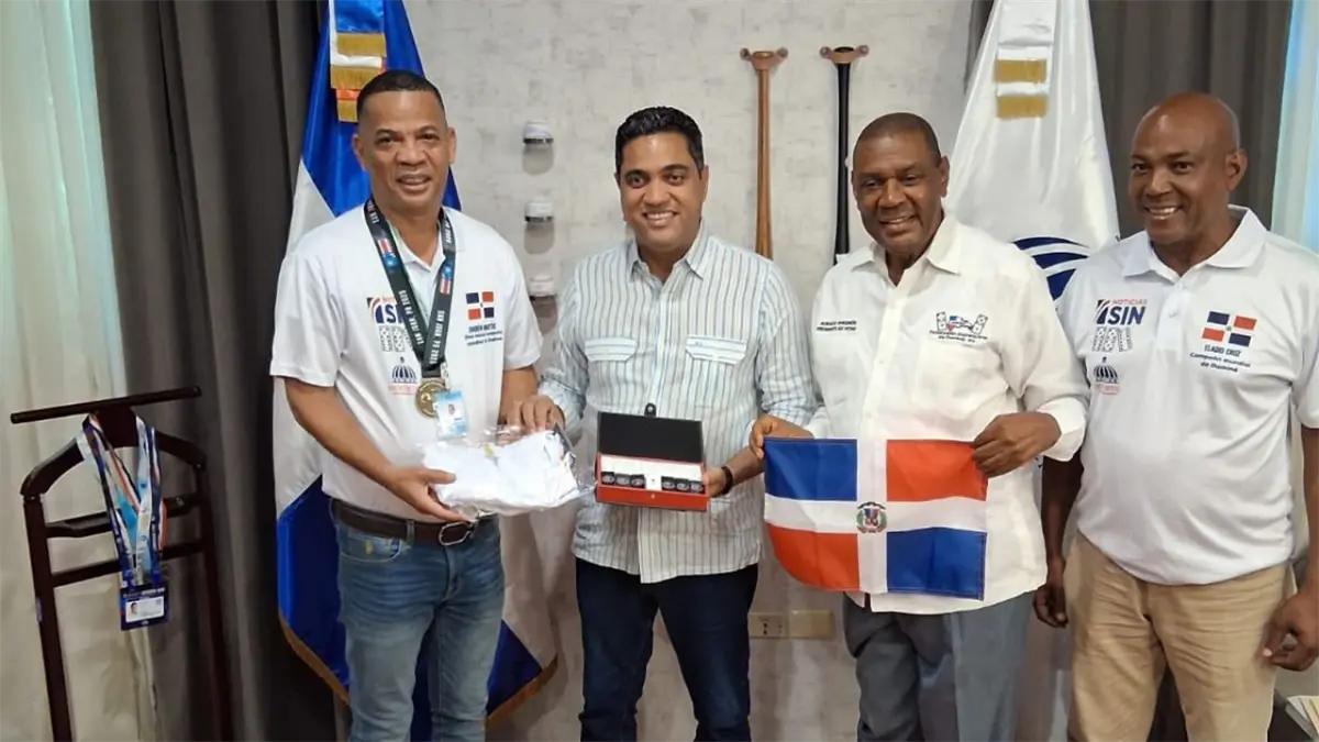 Kelvin Cruz recibe y felicita al 12 veces campeón mundial de dominó Joaquín Martínez