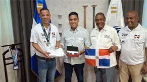 Kelvin Cruz recibe y felicita al 12 veces campeón mundial de dominó Joaquín Martínez