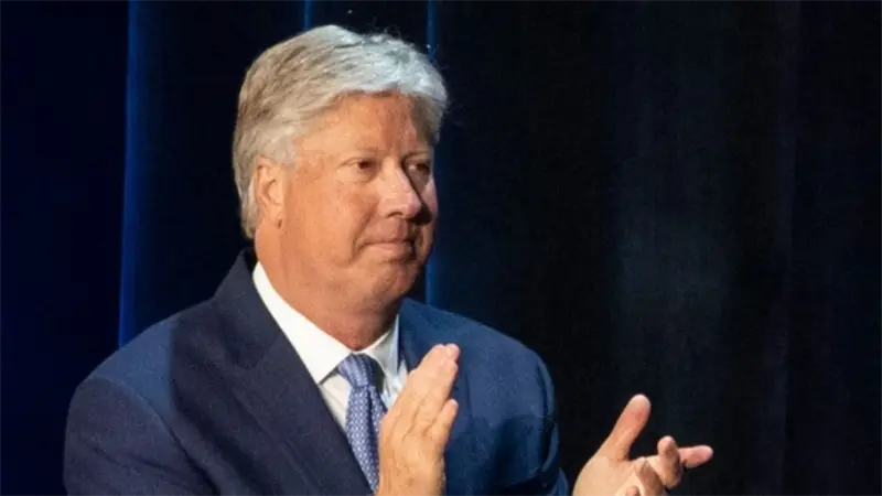 Jueza admite demanda por difamación contra exasesor de Trump ya condenado por abuso sexual