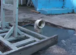 Residentes de Los Trinitarios Segundo denuncian más de tres semanas con cloaca desbordada