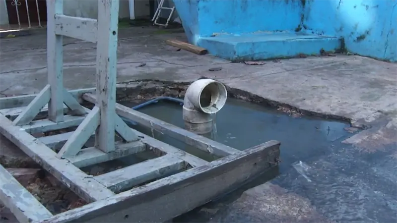 Residentes de Los Trinitarios Segundo denuncian más de tres semanas con cloaca desbordada