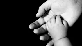 Nace el cuarto bebé del mundo gestado en el hígado de su madre