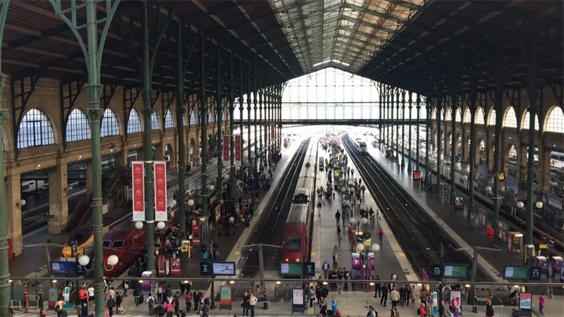La policía tirotea a un hombre que amenazaba con un cuchillo en una estación de París