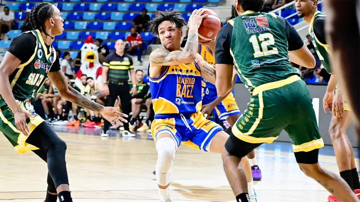 Richard Bautista, del club Mauricio Báez, es marcado por Juan Guerrero, de San Carlos.