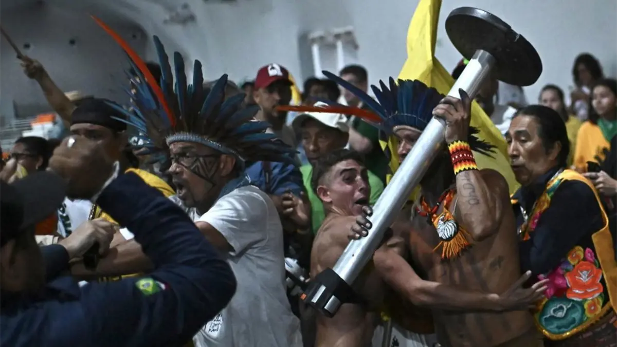 Un grupo de manifestantes indígenas bloquea por casi cuatro horas el ingreso a la COP30