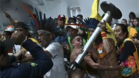 Un grupo de manifestantes indígenas bloquea por casi cuatro horas el ingreso a la COP30