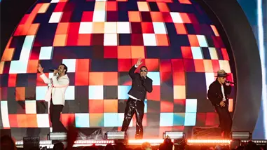 Los Ilegales vencen aguacero junto a su fiel público