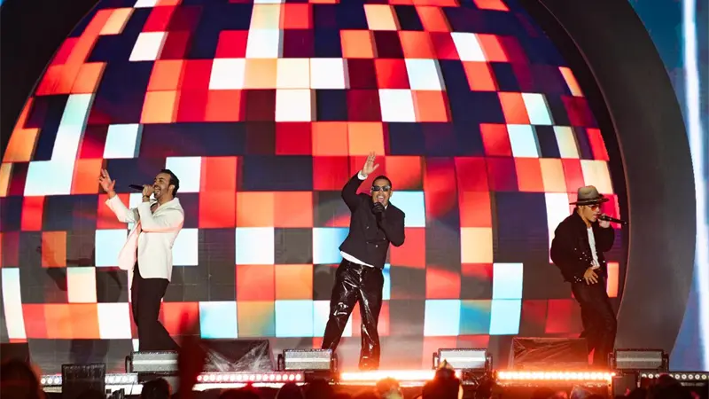 Los Ilegales vencen aguacero junto a su fiel público