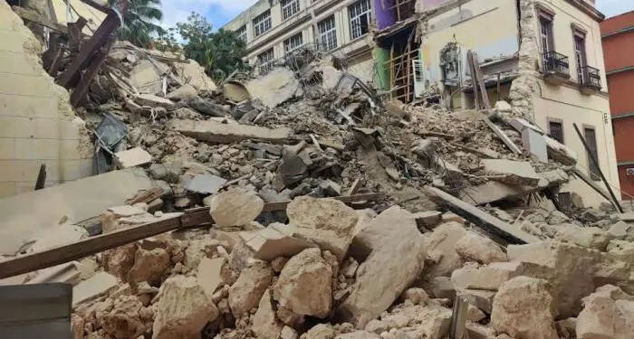 Dos personas mueren por un derrumbe parcial en un edificio de La Habana