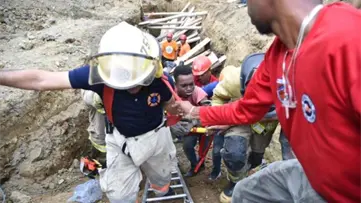Derrumbe en Cemento Cibao deja dos obreros atrapados; ambos son rescatados con vida