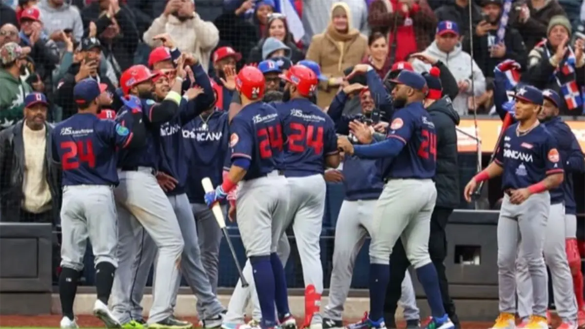 En un ambiente cargado por el sabor de ambos países caribeños, el extoletero puertorriqueño Carlos Delgado y el dominicano Robinson Canó fueron homenajeados por sus trayectorias en el béisbol.