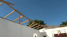 Fuerte tornado arranca techos y deja decenas de viviendas afectadas en Mao