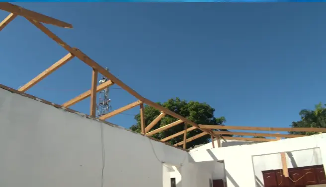 Fuerte tornado arranca techos y deja decenas de viviendas afectadas en Mao