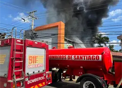 Se registra incendio en almacén tienda de computadoras en Santiago