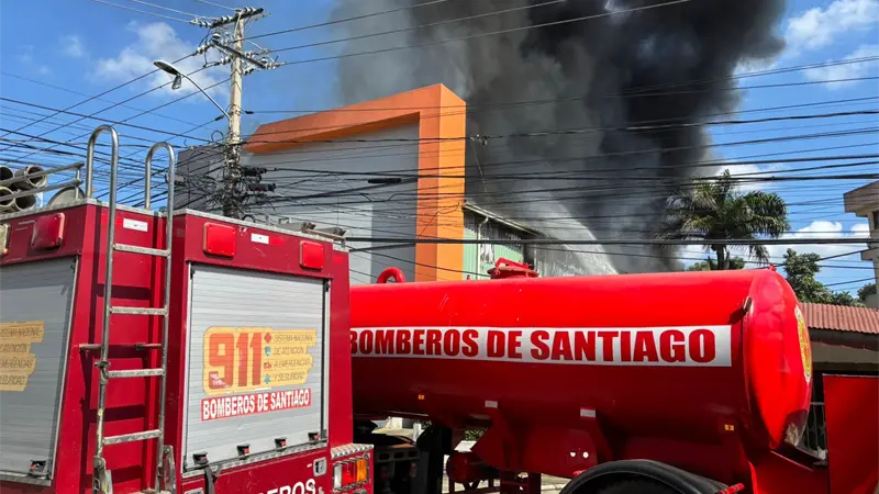 Se registra incendio en almacén tienda de computadoras en Santiago