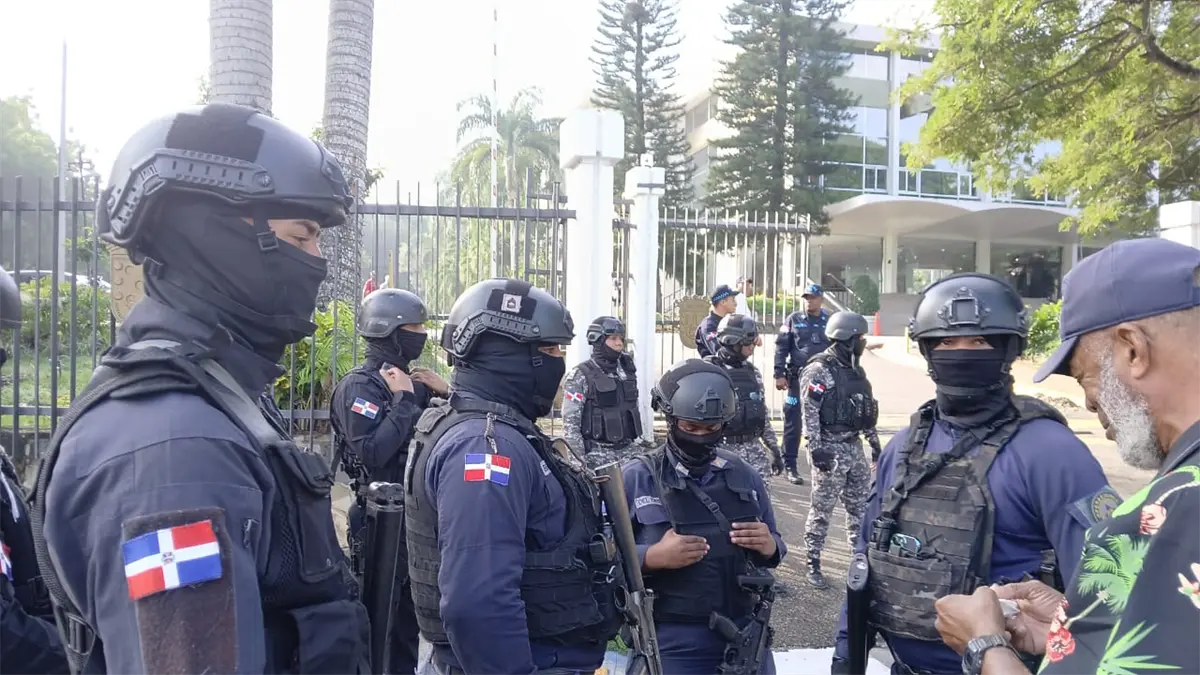Protesta de choferes frente a la Alcaldía de Santiago deja varios detenidos