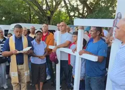Comunitarios de La Finca de Áciba en Hato del Yaque peregrinan hacia el Palacio Nacional en demanda de obras