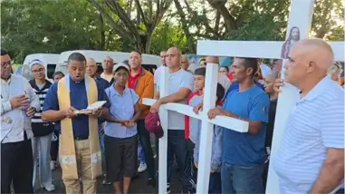 Comunitarios de La Finca de Áciba en Hato del Yaque peregrinan hacia el Palacio Nacional en demanda de obras