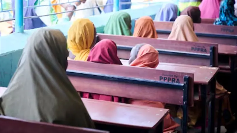 Individuos armados matan a un maestro y secuestran a 25 alumnas en una escuela en Nigeria