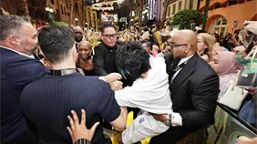 Singapur condena a 9 días de cárcel a fan australiano que se abalanzó sobre Ariana Grande