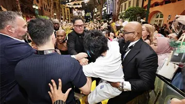 Singapur condena a 9 días de cárcel a fan australiano que se abalanzó sobre Ariana Grande