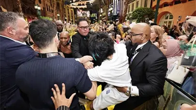 Singapur condena a 9 d&iacute;as de c&aacute;rcel a fan australiano que se abalanz&oacute; sobre Ariana Grande