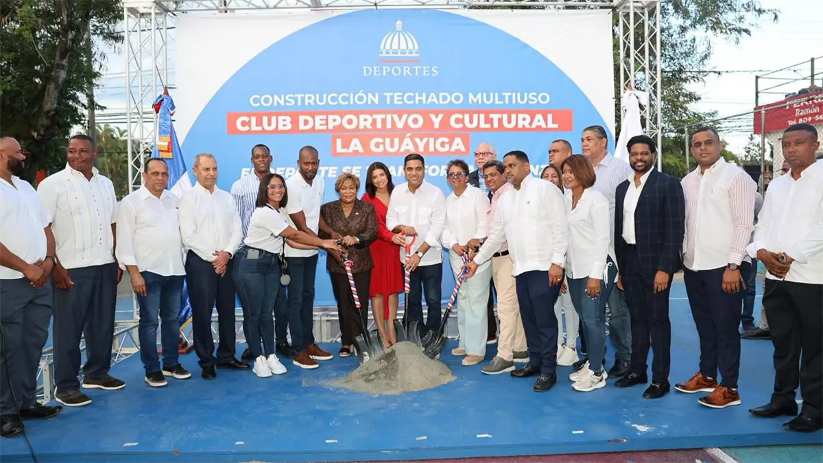 Ministro Kelvin Cruz da inicio a construcción de cinco techados multiusos en Santo Domingo
