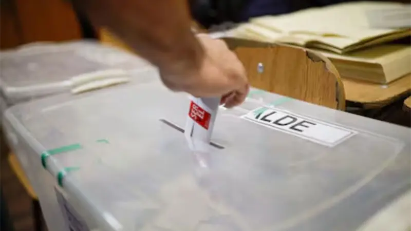 Los chilenos en España se decantan por Jara, con casi 50 % de votos, y Kast, tercero