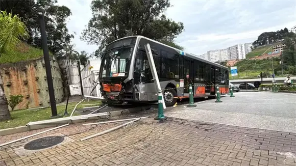 Pánico en São Paulo: autobús fuera de control deja 12 heridos y daños en 16 vehículos